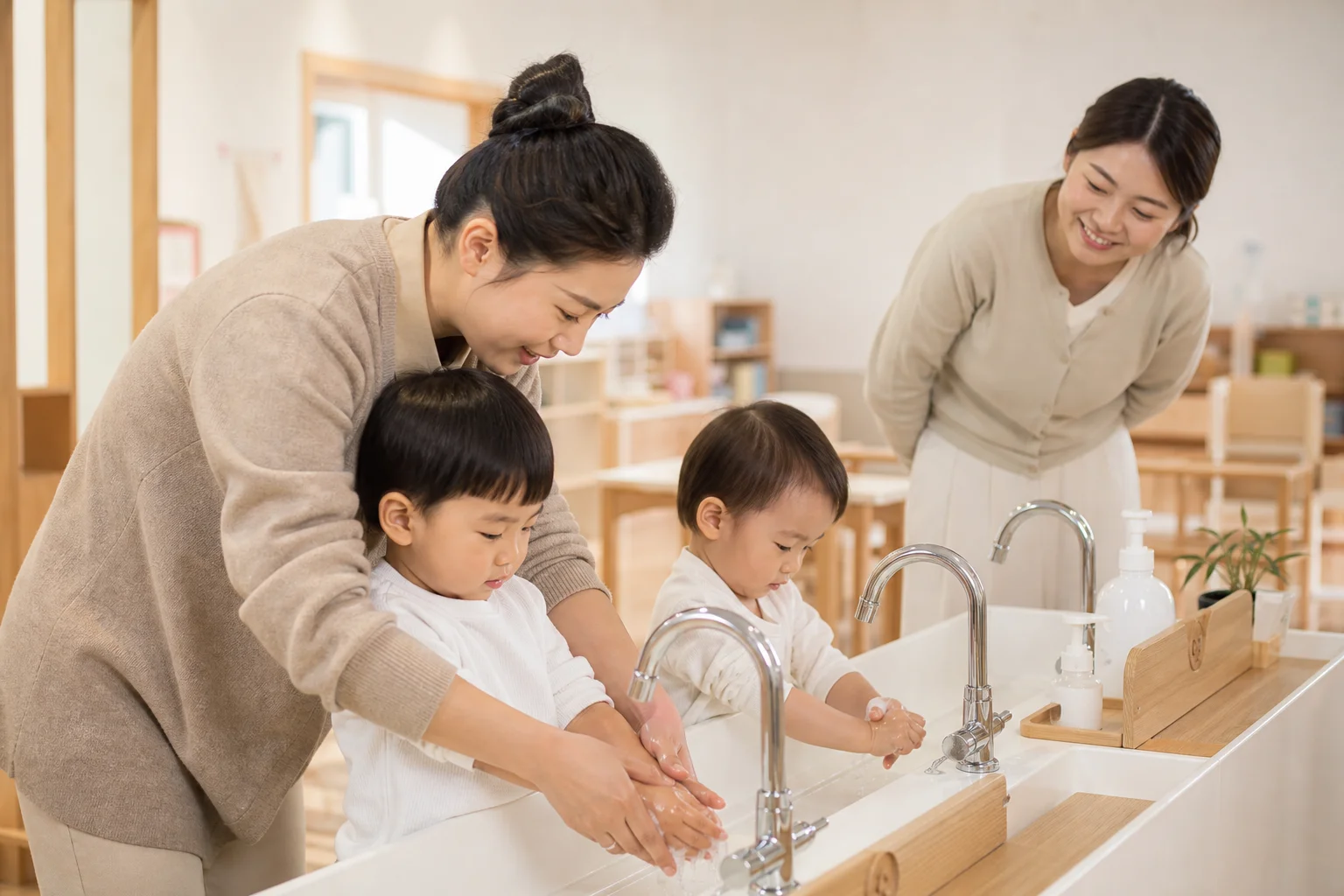 老师陪孩子适应托育日常